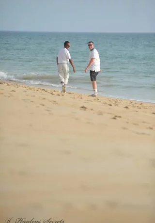 Хейли Мэри Коппин и ее толстая подружка ходят по пляжу топлесс в солнечных очках - 6