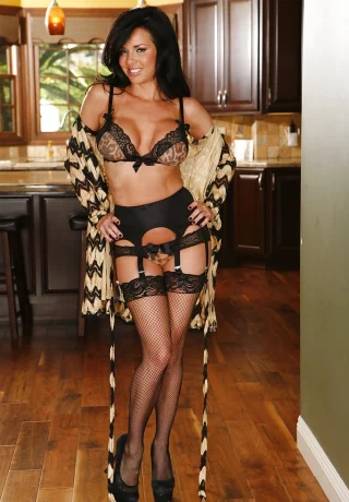 Восхитительная мегера в чулках Вероника Авлув снимает с себя одежду - 2