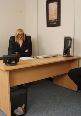 Британские коллеги мастурбируют над ними во время собеседования с соискателем работы - 3