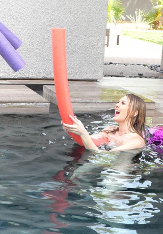 Худенькие девушки Лили Рейдер и Пайпер Перри плавают голышом в бассейне, наслаждаясь горячим сосанием члена - 5