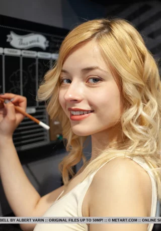 Молодая блондинка Бьянка Белл (Bianca Bell) освобождает свое великолепное тело от боди на диване - 1