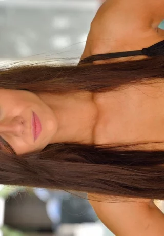 Длинноногий подросток в обрезанных шортах раздевается для прогулки со шлюхой с финалом фистинга - 5