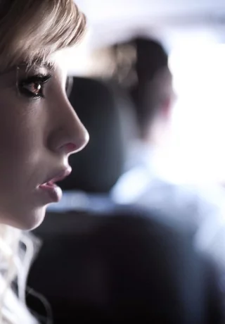 18-летних блондинок Кармен Калиенте и Кензи Ривз обманом заманили в компанию втроем - 2